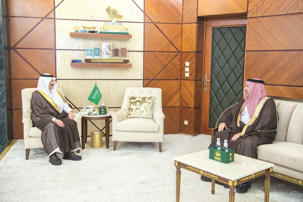 تقرير أعمال الهلال الأحمر على طاولة سعود بن نايف