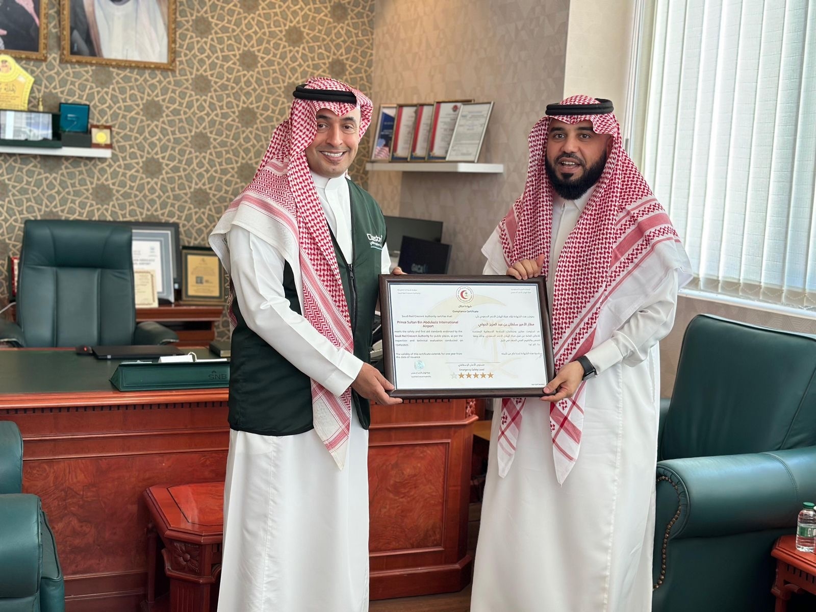 "الهلال الاحمر" يمنح مطار الأمير سلطان بن عبدالعزيز بتبوك شهادة الامتثال للسلامة الاسعافية