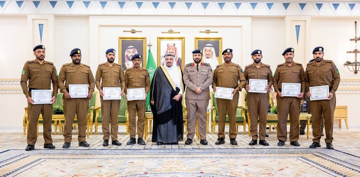 أمير القصيم يكرّم منسوبي الدفاع المدني المتميزين في حج 1446ه
