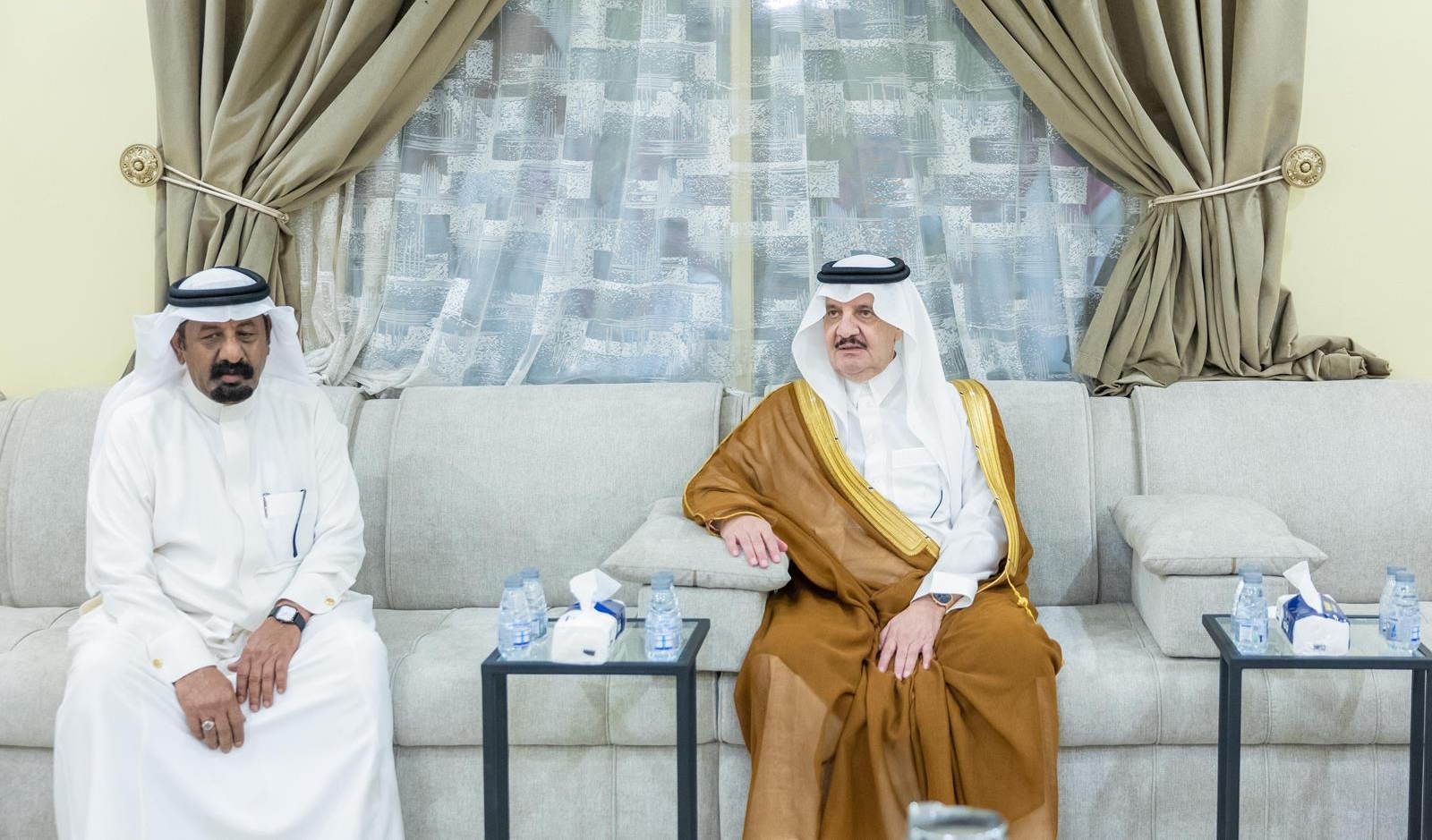 أمير الشرقية يقدم التعازي للعبيد في وفاة والدته