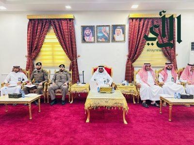 محافظ أبو عريش يناقش الجوانب الأمنية والخدمية مع مشايخ وعرائف المحافظة