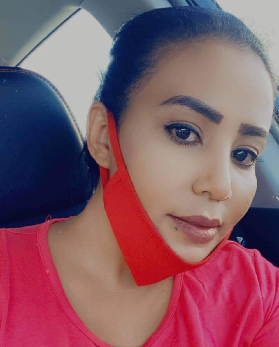 شاهد بالفيديو.. الناشطة وسيدة الأعمال السودانية الشهيرة "رانيا أربجي" تغمر إحدى مطربات الدلوكة بأموال النقطة بالعملة الصعبة "الدولار"