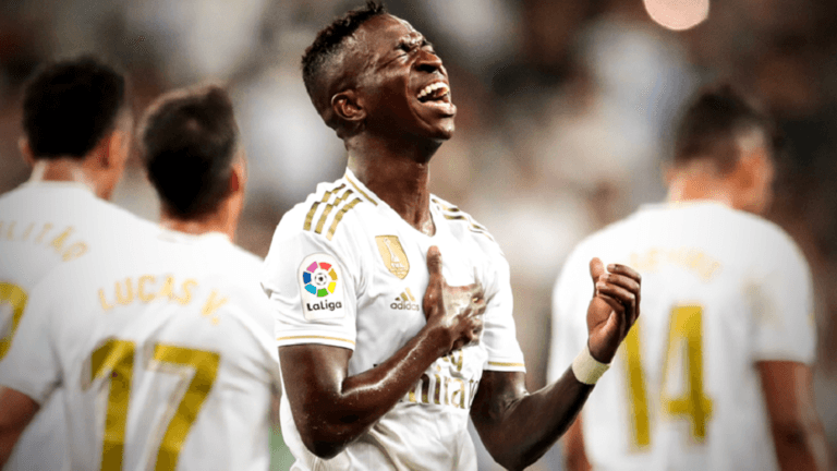 فينيسيوس ينوي "خيانة" ريال مدريد.. والتوتر يشتعل