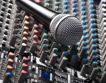 شاهد بالفيديو.. فنانة سودانية تدخل في وصلة رقص مثيرة أثناء حضورها حفل "بازار" بإحدى دول الخليج