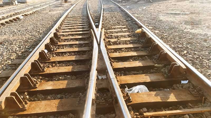 مواطنون يعمدون الى بناء أجزاء من منازلهم داخل مشروع السكة الرابطة بين سوسة والمهدية