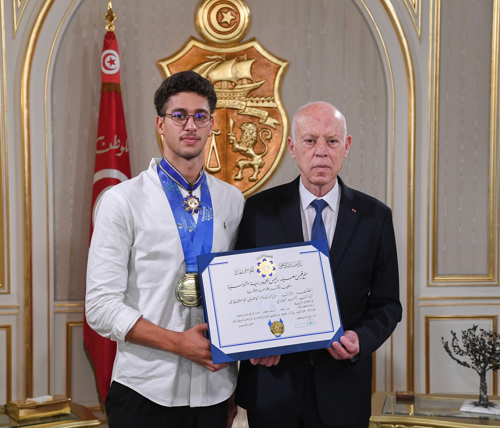 رئيس الجمهورية يقلد بطل السباحة العالمي أحمد الجوادي بالصنف الأول من الوسام الوطني للاستحقاق في قطاع الرياضة