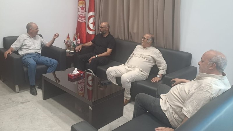 الطبوبي ينهي عطلته ويستقبل رئيس نقابة الصحفيين