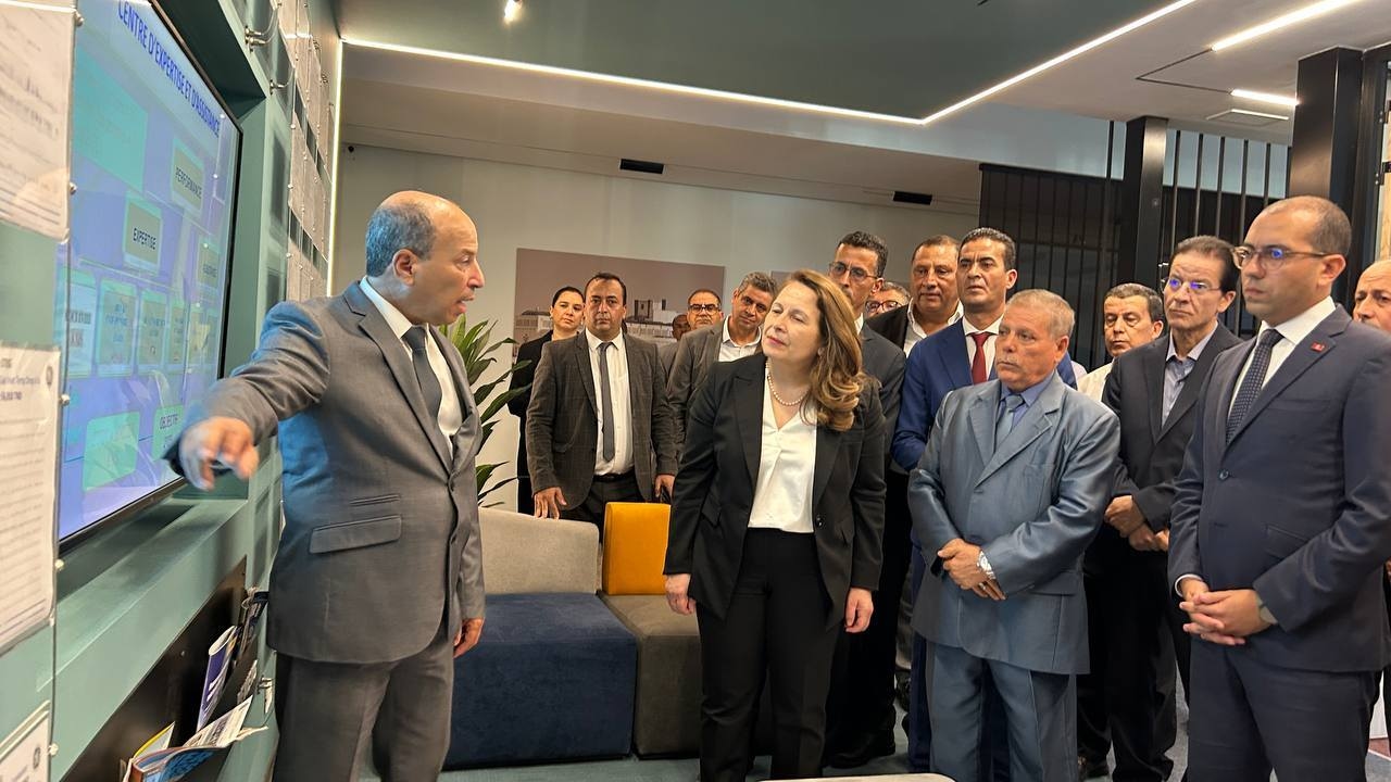 وزيرة الصناعة تطلع خلال زيارة عمل للمركز الوطني لقيادة النظام الكهربائي على كيفية مجابهة الطلب على الطاقة خلال الذروة الصيفية