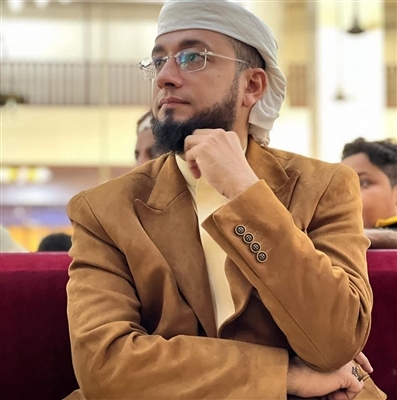 مسلحون بزي عسكري يقتحمون مسجدًا في عدن ويطلقون النار داخله ويختطفون إمامه بطريقة مهينة