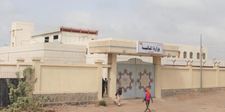 بعد بدء رفعه تدريجياً في صنعاء.. مصدر يكشف عن توجه مالية عدن لرفع قيمة الدولار الجمركي