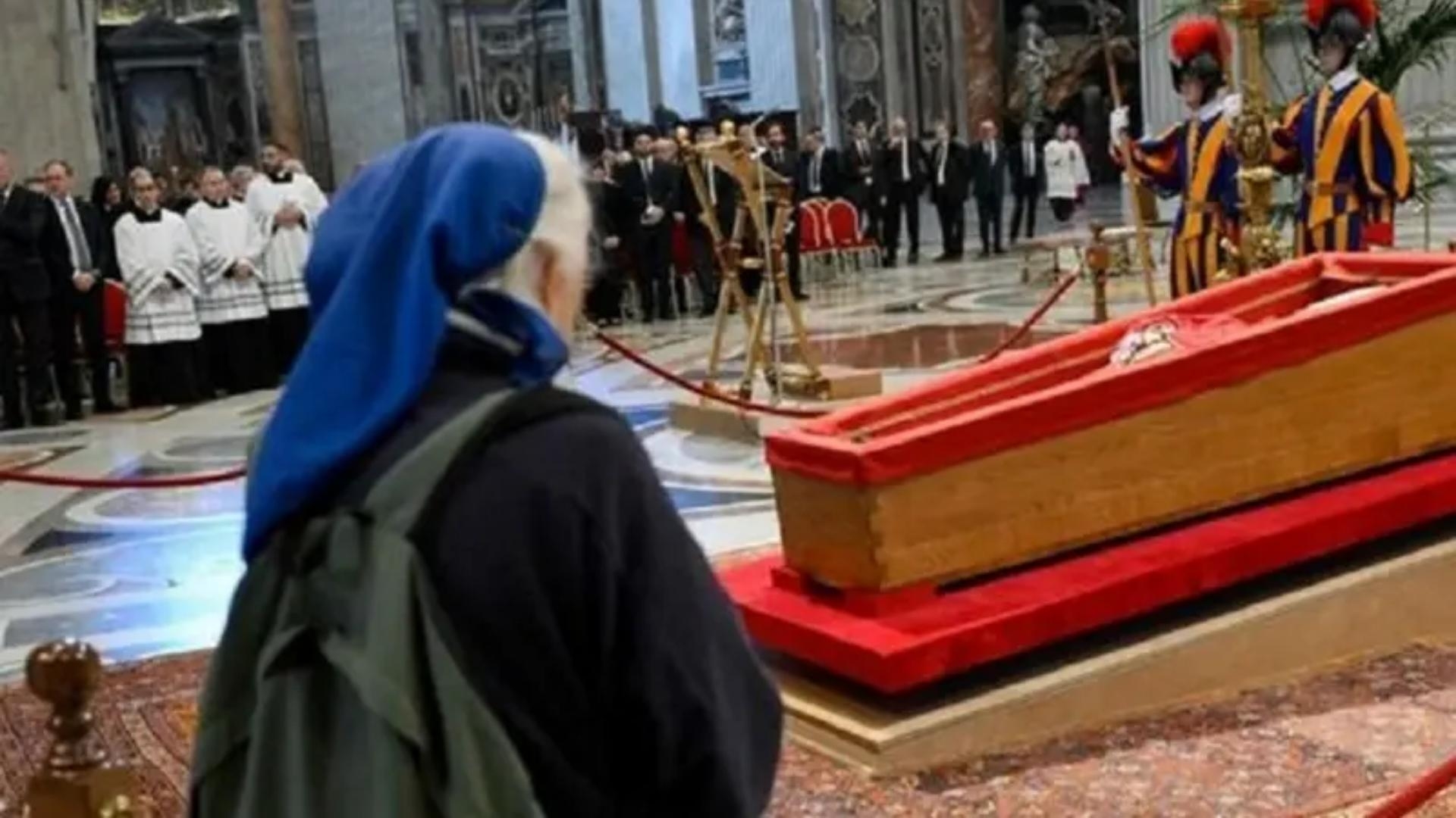 بالفيديو: مشهدٌ مؤثّر في الفاتيكان... لهذا السّبب خرقَت البروتوكول