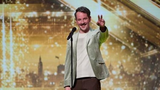 بالفيديو: ماكس فوكس يصنع التاريخ في "Britain's Got Talent" بعد 18 عامًا من المحاولة