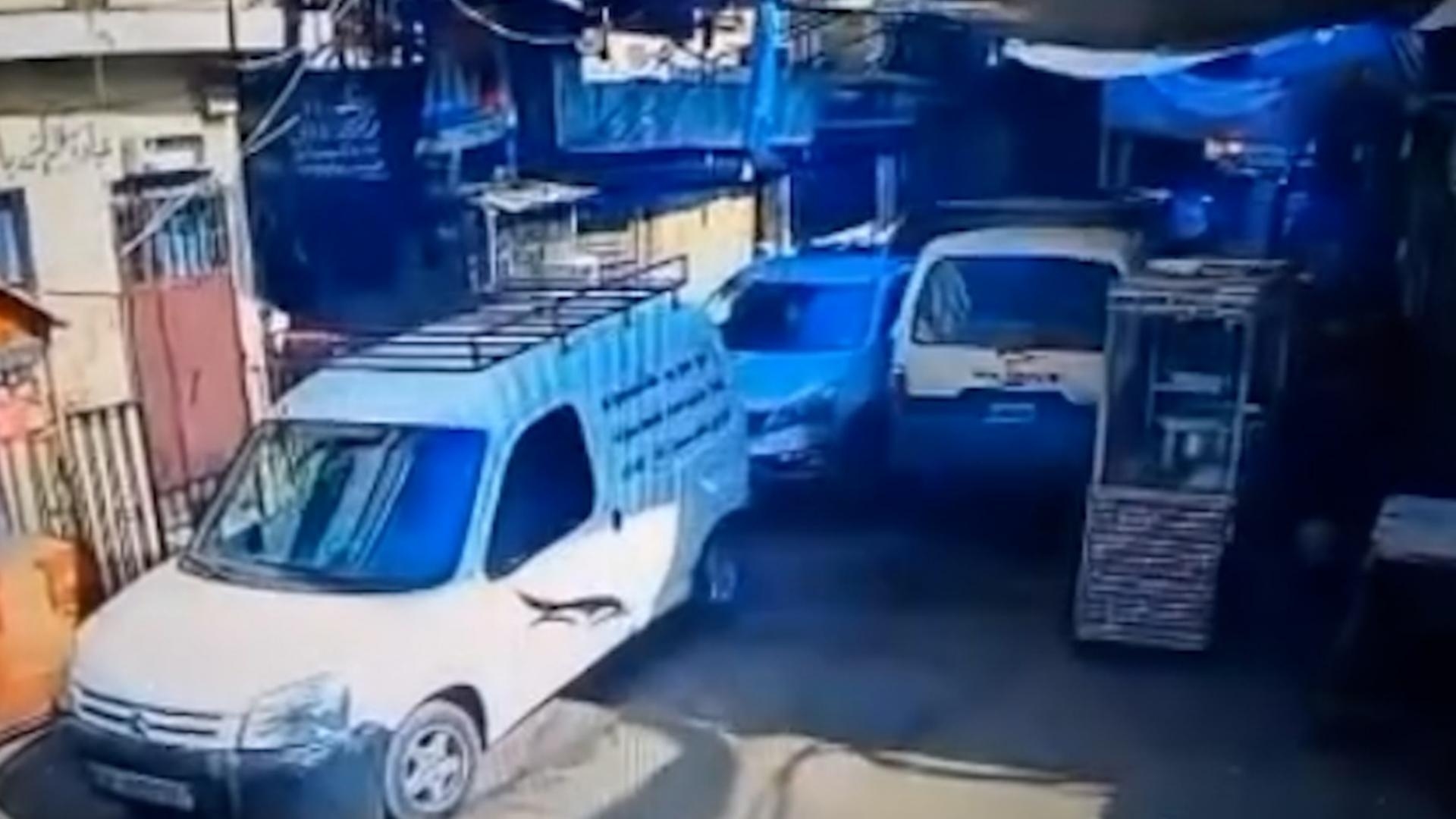 بالفيديو: سائق "فان" يفقد السيطرة... وهذا ما حصل