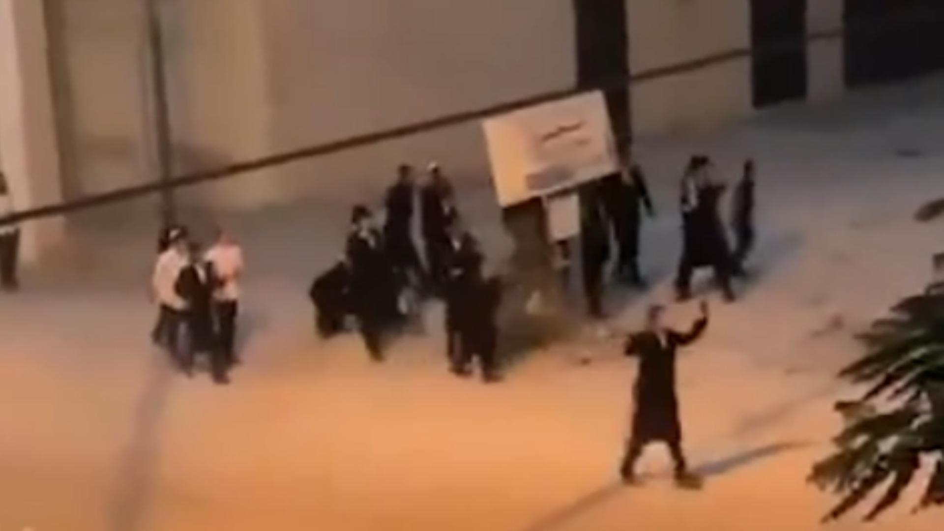Watch: Settlers Storm 'Joseph's Tomb' Amid Clashes