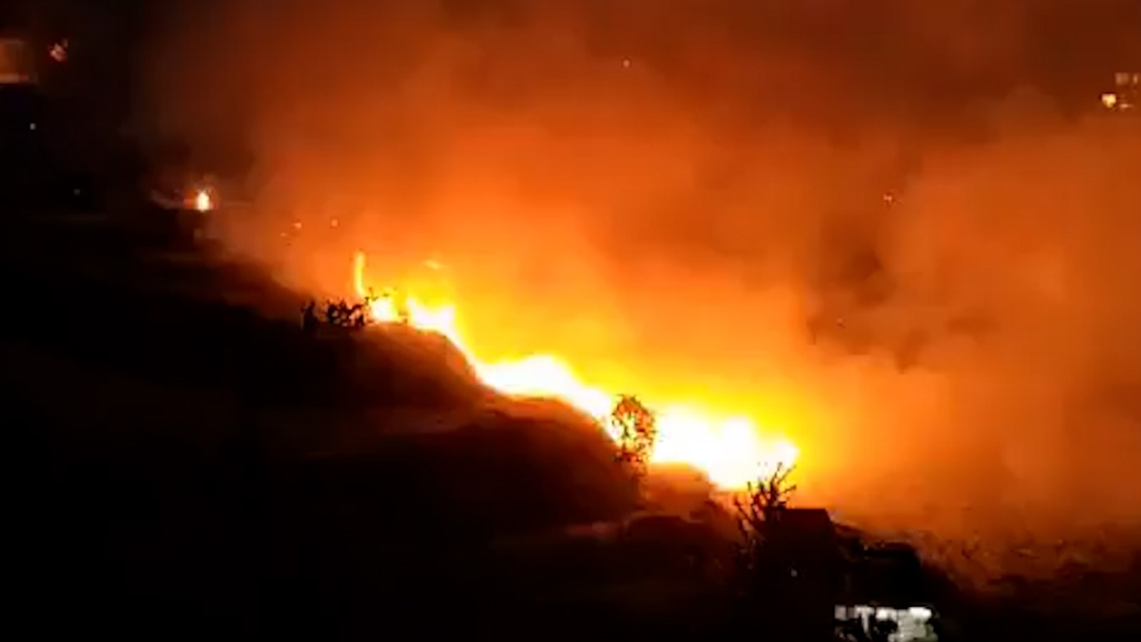 بالفيديو: حريق كبير قرب المنازل
