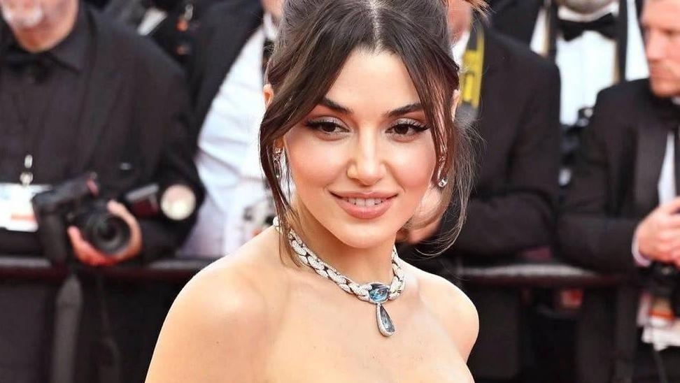 15 May 2025 13:58 PM هاندا أرتشيل تُبهر الحضور في "كان" بإطلالة مَلكية