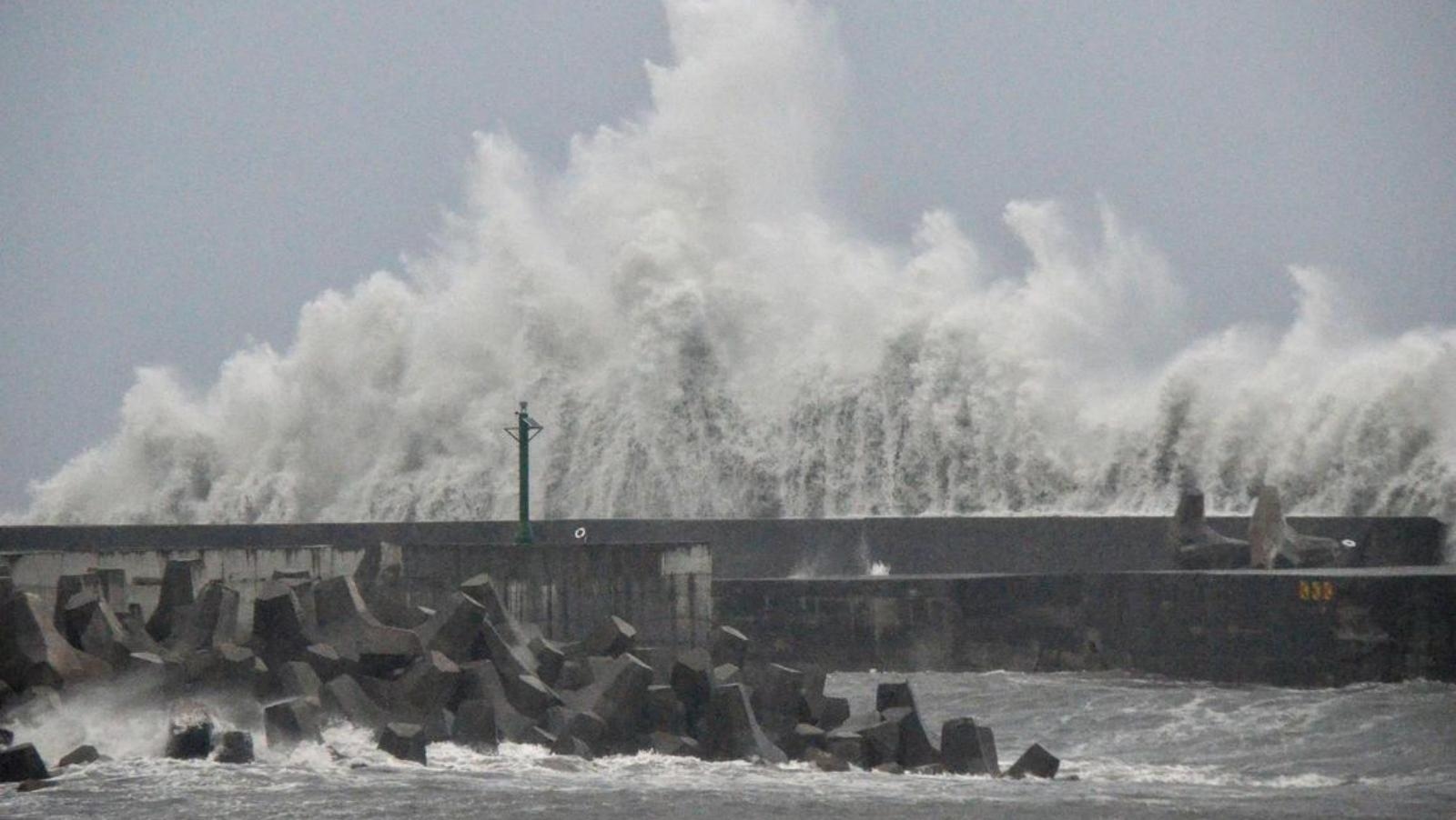 Tropical storm Podul disrupts travel and schools in southern China