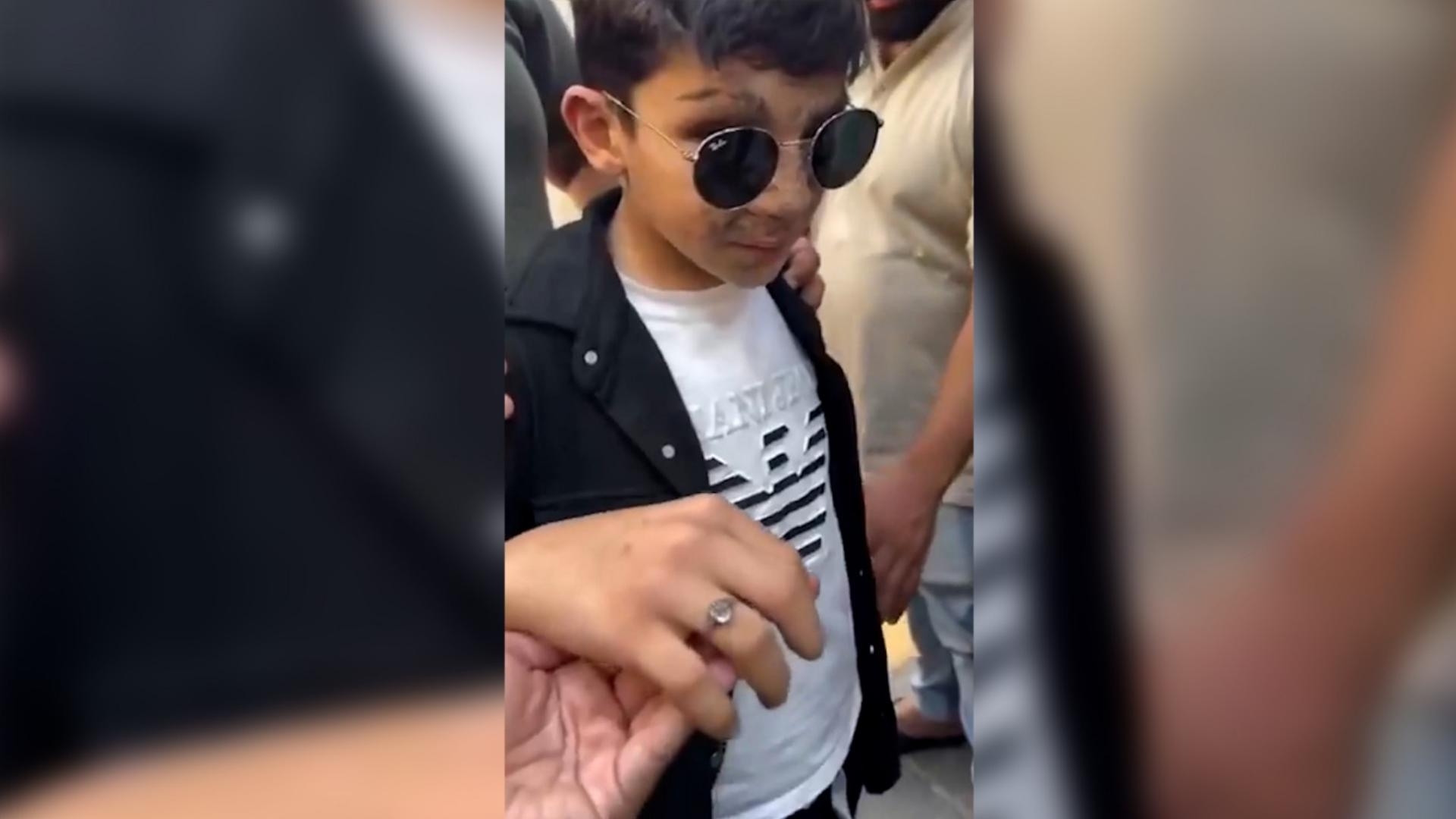 بالفيديو – خاتم من السيستاني للطفل الجريح… أحد الناجين من تفجير أجهزة البيجر