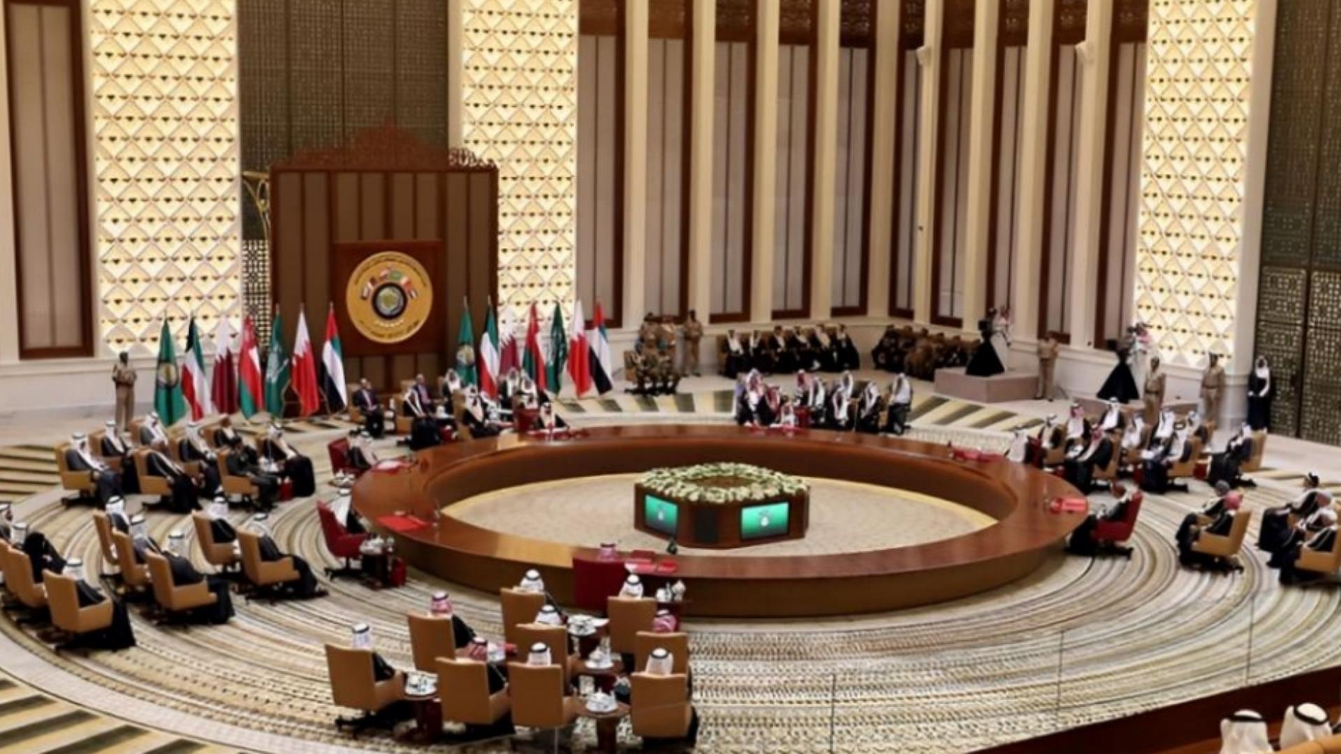 26 Jul 2025 06:41 AM أوساط خليجيّة للبنانيين: من دون سيادة كاملة.. لا تحلموا بأيّ مساعدات!