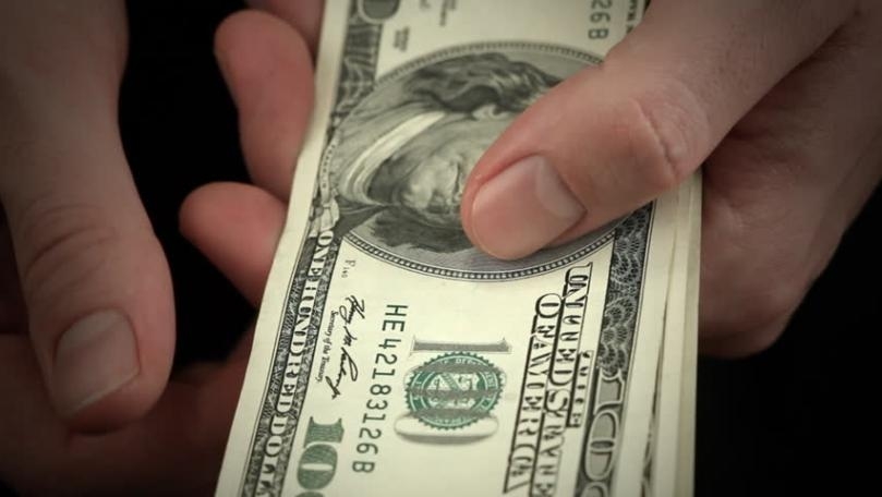 الدولار ينتعش بعد ضربة قضائية لترامب… فهل تعود الثقة للأسواق؟