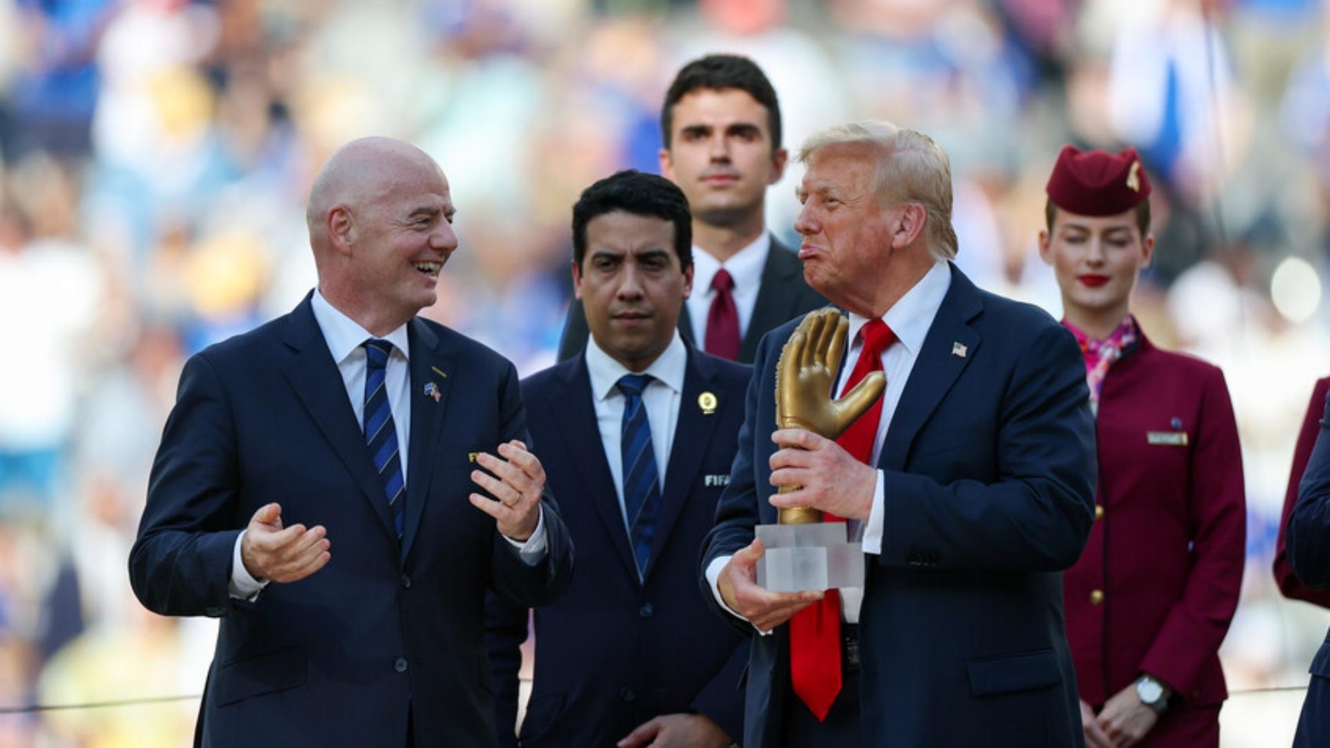14 Jul 2025 08:11 AM بالفيديو: لحظة غريبة بطلُها ترامب... رفض ترك المنصّة!