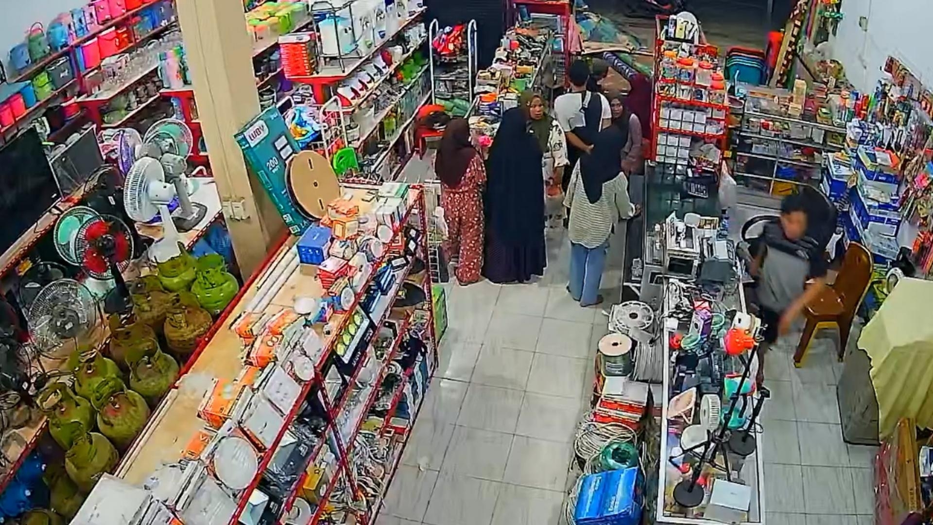 03 May 2025 17:39 PM فيديو للحظة الزلزال... وهلع بين النّاس