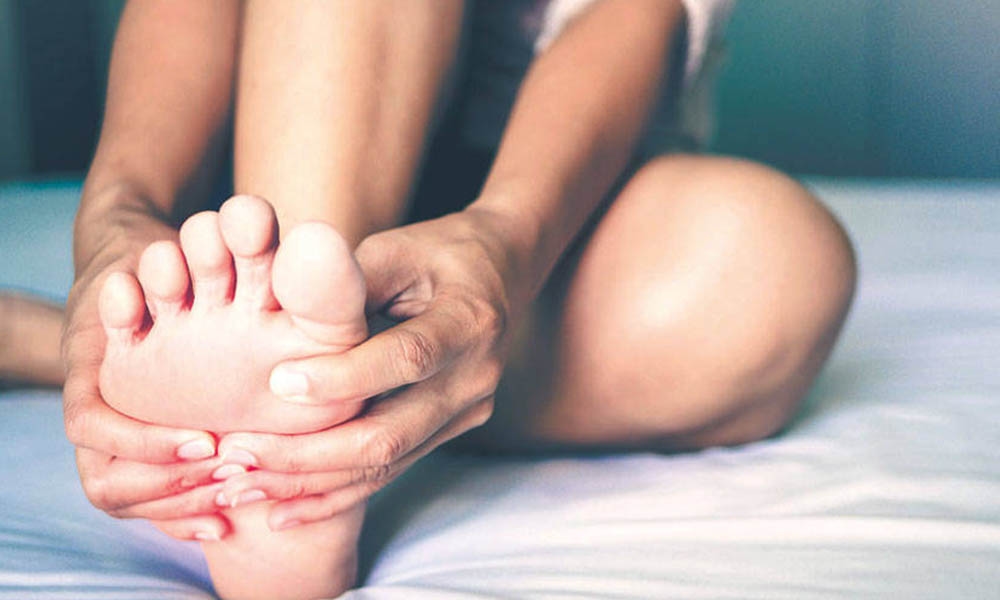 7 علامات على القدمين تكشف مشاكل صحية خطيرة