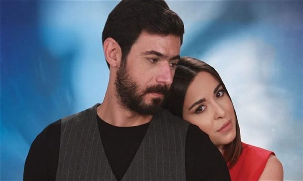بالفيديو: في ذكرى زواجهما الأول.. وسام فارس يركع امام سارة أبي كنعان