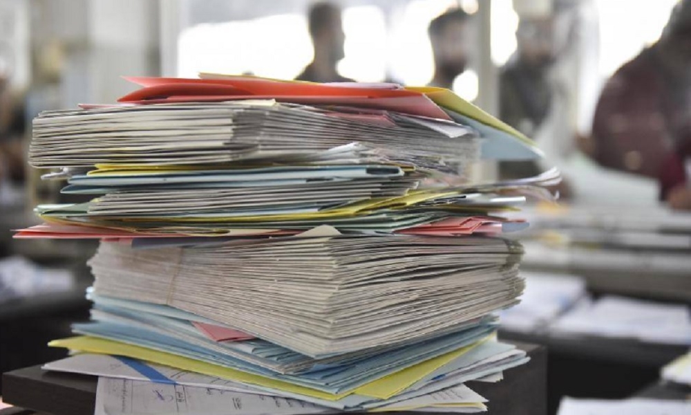 طوابعٌ 'بالقطّارة'… ومعاملات متوقّفة