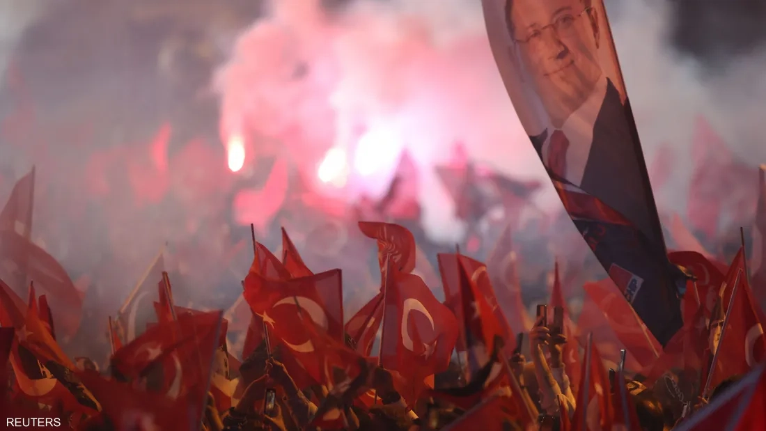 تركيا تحتجز صحفيًا بارزًا بتهمة تهديد الرئيس أردوغان