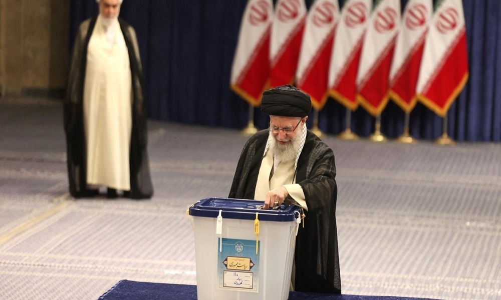 خامنئي یعين العميد أمير حاتمي قائدا للجيش
