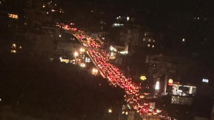 زحمة سير خانقة على أوتوستراد المشرفية (فيديو)