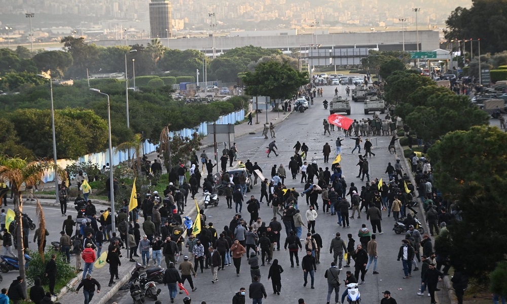 حشود لمناصري 'الحزب' تتجه بكثافة نحو الطيونة (فيديو)