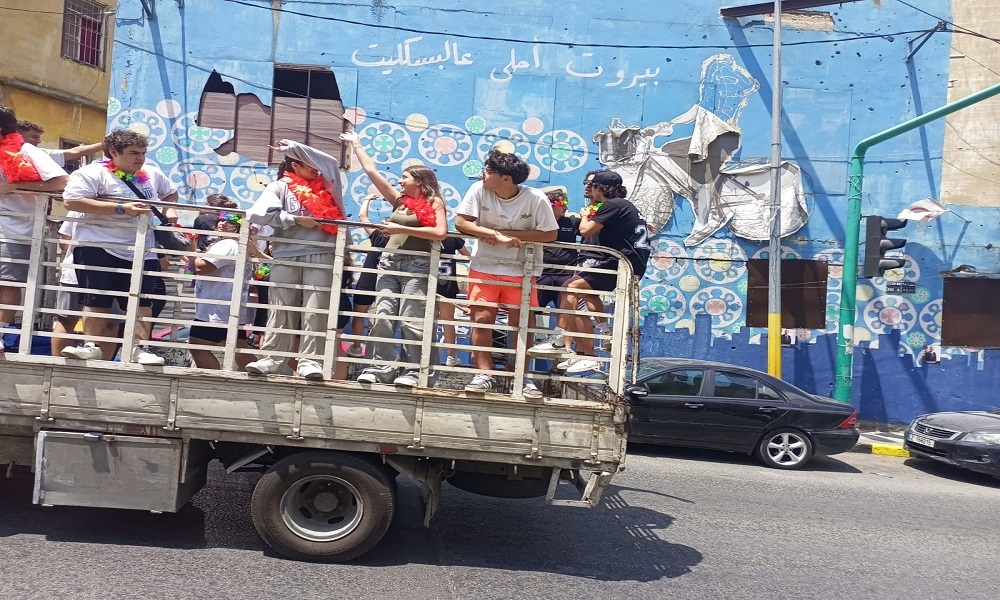 بالصور والفيديو: مشاهد خطرة للطلاب في الشوارع ومناشدة!