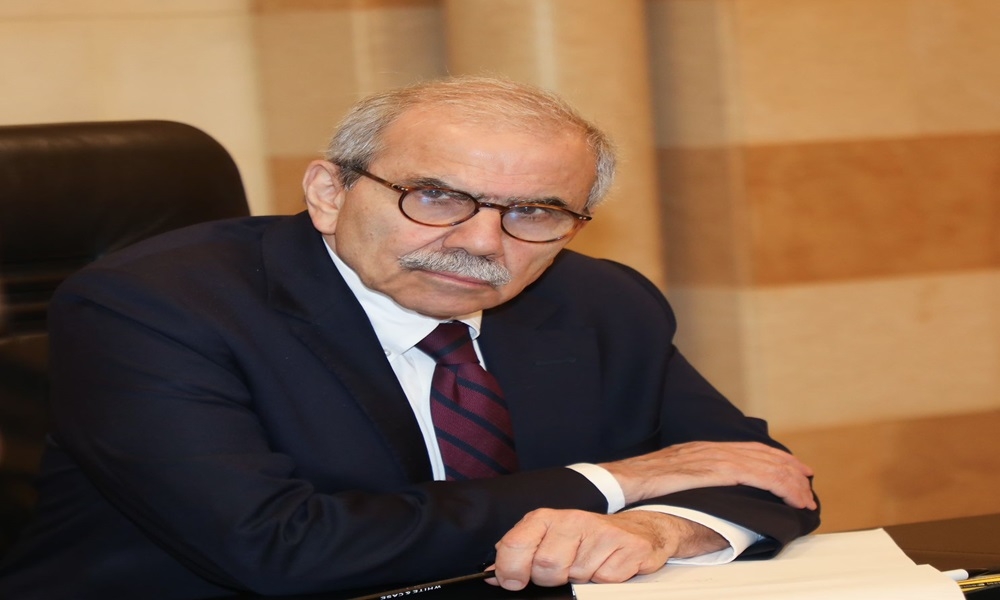 سلام قلد الفنان رفعت طربيه وسام إستحقاق