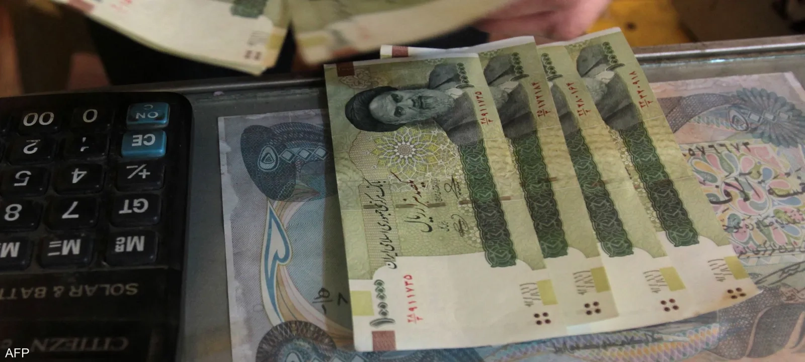الريال الإيراني يهبط إلى مستويات قياسية وسط الحرب