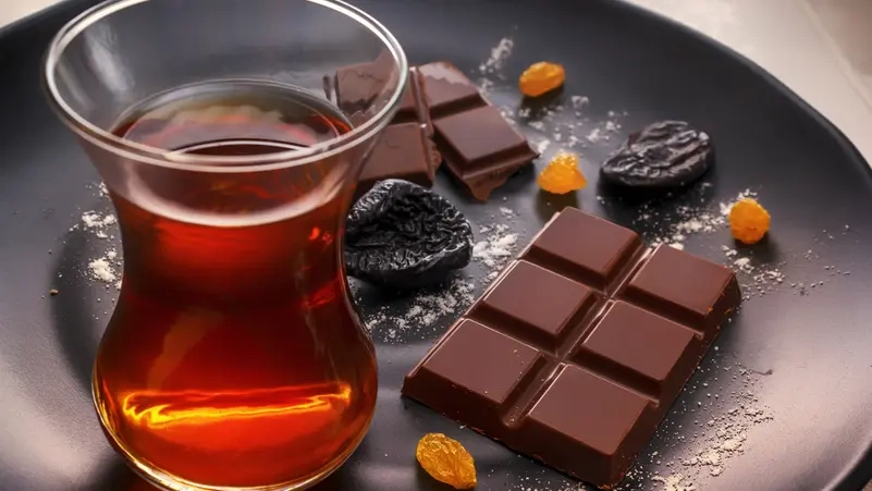 تناول الشوكولاتة مع الشاي مفيد للقلب