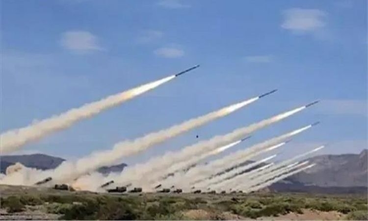 إعلام إسرائيلي: الجيش يهاجم منصات إطلاق صواريخ باليستية في جبال إيران