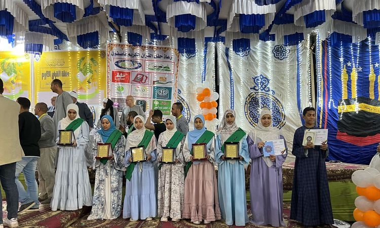 جوائز مالية بقيمة نص مليون جنيه ورحلات عمرة.. أهالي أصفون بالأقصر يكرمون 800 حافظ للقرآن