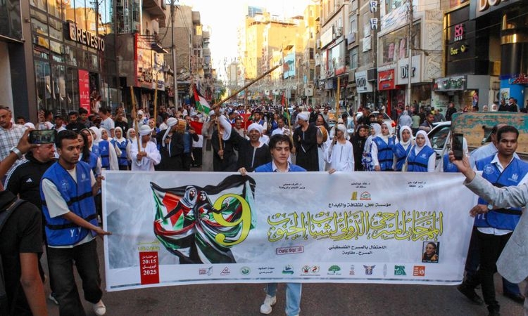 بأعلام مصر وفلسطين.. مسيرة تجوب شوارع قنا احتفالًا بانطلاق المهرجان المسرحي الدولي لشباب الجنوب