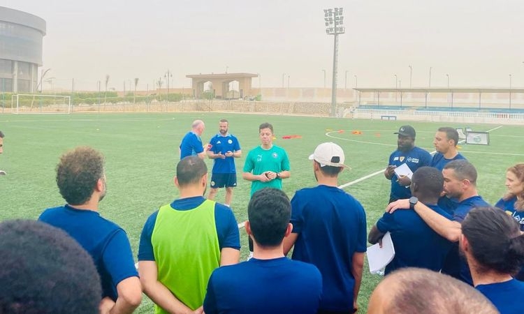 مدرب بيراميدز يحاضر المدربين في ضيافة الاتحاد الاسكتلندي