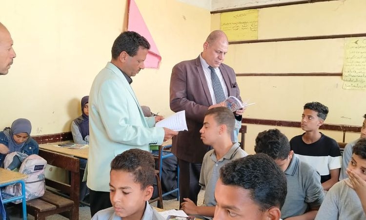 مدير تعليم قنا: تطبيق لائحة الانضباط مع أي مظهر مخالف للعادات والعرف