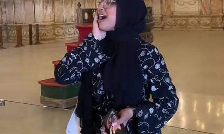 فيديو فتاة تؤذن في مسجد قلعة صلاح الدين يُحدث انقسامًا بين نشطاء التواصل.. بين الجمال والجدل
