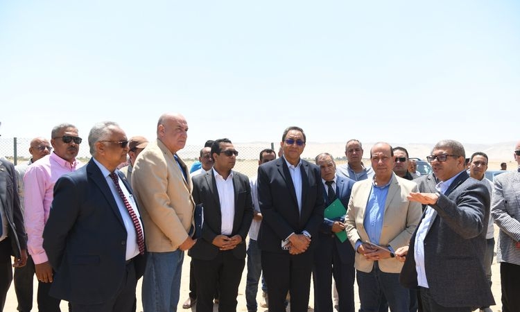 محافظ قنا ورئيس جهاز التعمير يتفقدان مشروع استصلاح 400 فدان بمنطقة الشيخ علي بتكلفة 220 مليون جنيه