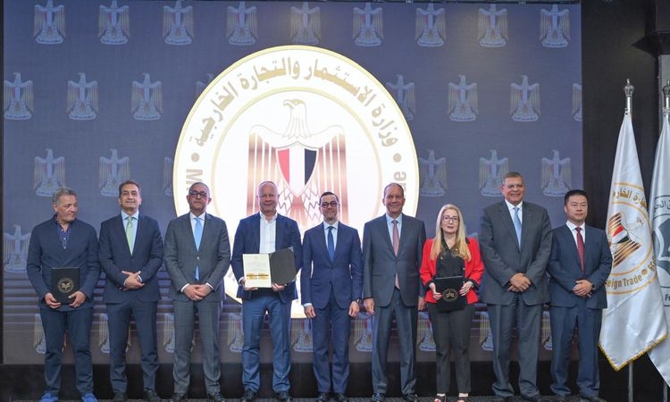 وزير الاستثمار والتجارة الخارجية يسلم 6 رخص ذهبية جديدة لعدد من المشروعات الاستثمارية