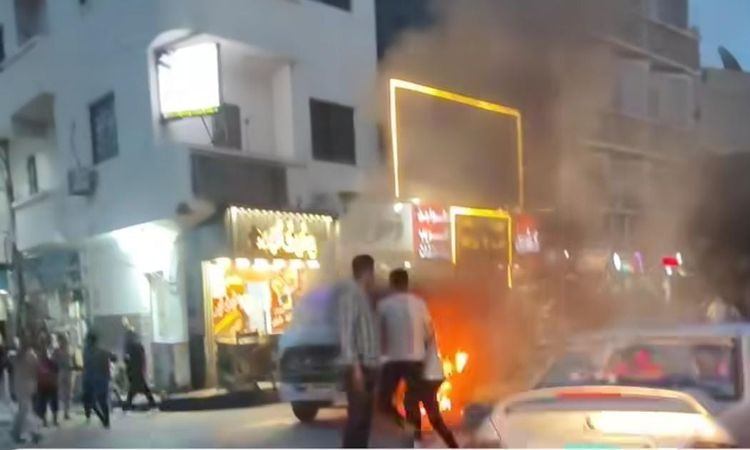 السيطرة على حريق سيارة سرفيس بمدينة قنا