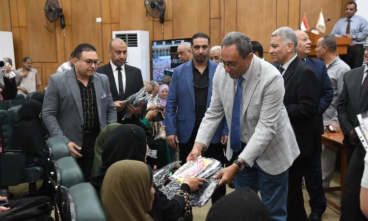 محافظ قنا يُسلم جوازات السفر لـ155 حاجًا من حجاج الجمعيات الأهلية في احتفالية كبرى