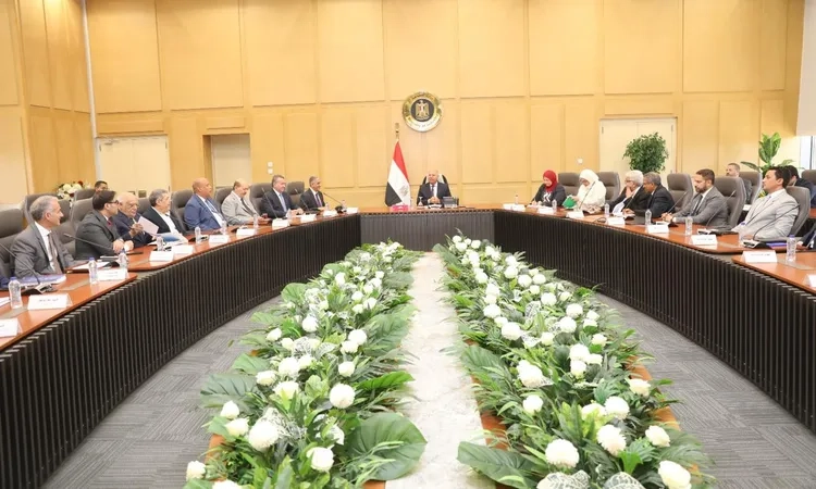 العشري يشارك في اجتماع وزير الصناعة مع منتجي الحديد: خطوة مفصلية لتنظيم السوق وضمان حقوق كافة المصنعين