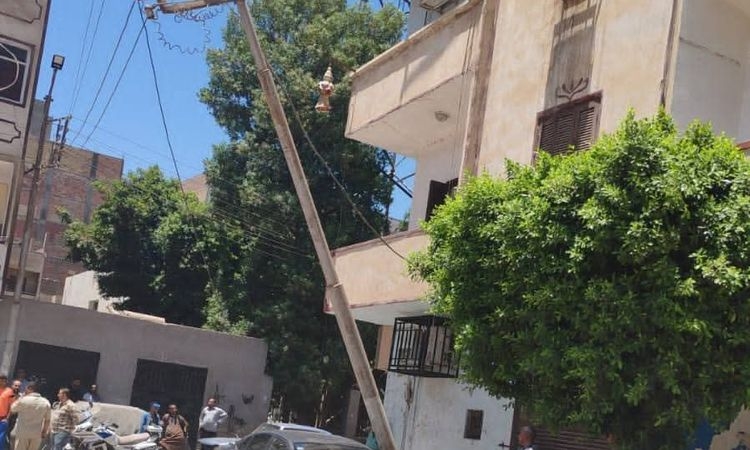 سقوط عمود كهربائي على سيارة وقطع التيار خلال إزالة عقار في قنا
