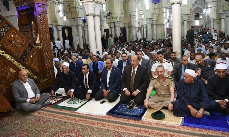 وسط حشود المصلين.. محافظ قنا يؤدي صلاة عيد الأضحى بمسجد سيدي عبد الرحيم القنائي